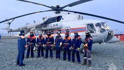 Спасатели Сахалина отработали навыки спуска с вертолета Ми-8 МЧС России