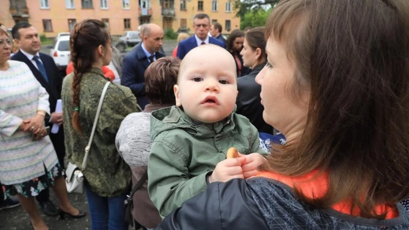 Жильцов аварийного дома в Долинске расселят в ближайшее время