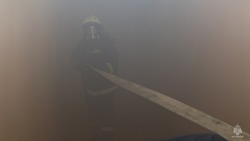 Пожарный потушил бесхозное строение в Долинском районе 2 апреля