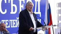 Владимир Путин присвоил звание Героя Труда РФ писателю Александру Проханову