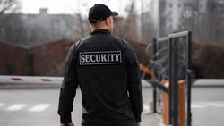 ЧОП оштрафовали за привлечение к работе в СахГУ охранника с судимостью