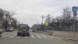 Водители возмутились кучей земли на дороге возле гимназии № 2 в Южно-Сахалинске