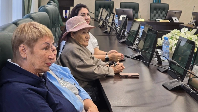 Южносахалинцы «серебряного» возраста познакомились с работой регионального парламента