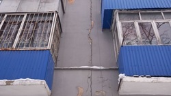 Жителей Южно-Сахалинска напугала трещина на стене пятиэтажного дома по улице Ленина