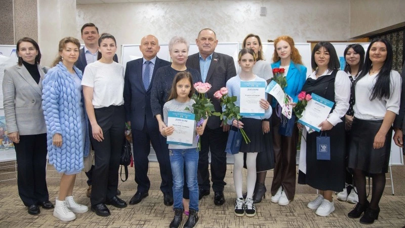 В областной Думе наградили юных художников