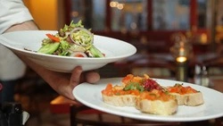 Россиян предупредили о риске заболеть «омикроном» во время еды