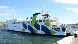 Паром «Айнс Соя» в день закрытия навигации прокатил детей по заливу Анива