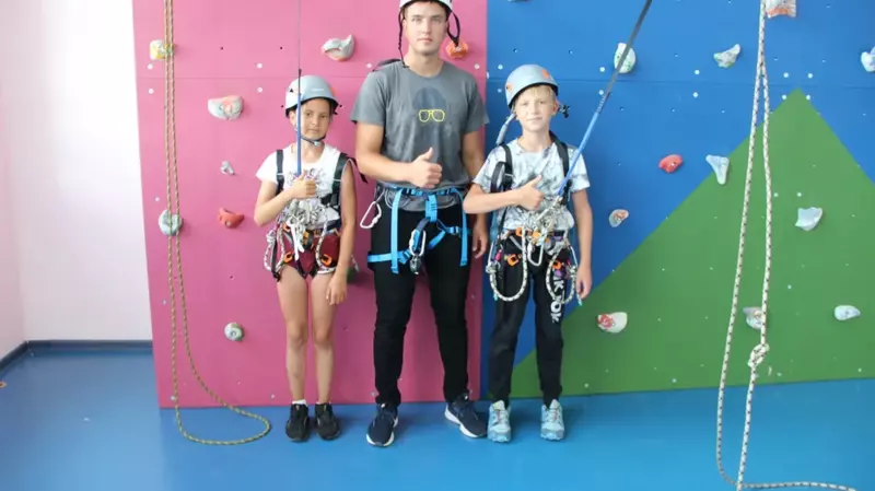 Долинских школьников обучат азам альпинизма. Учебный спортзал переделали в современный скалодром