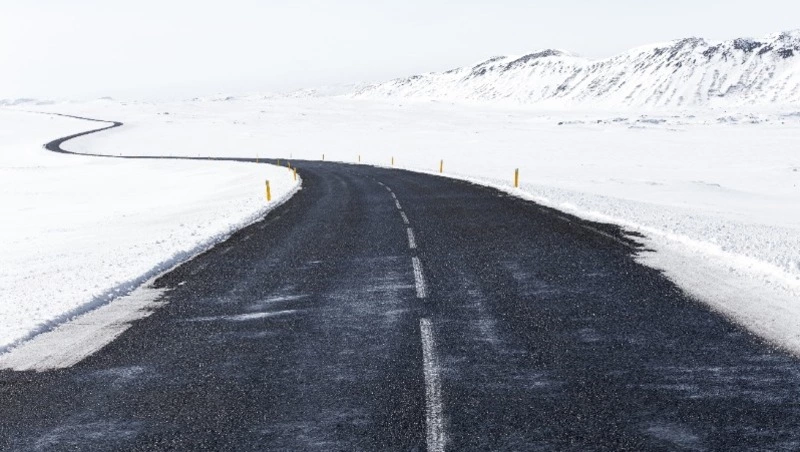 Движение автомобилей возобновили на дороге между Курильском и Буревестником