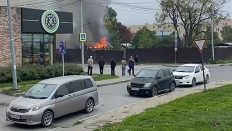 В центре Южно-Сахалинска загорелось нежилое строение
