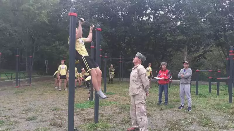 Казачья молодежь на Сахалине рубит шашками лозу и соревнуется в подтягиваниях