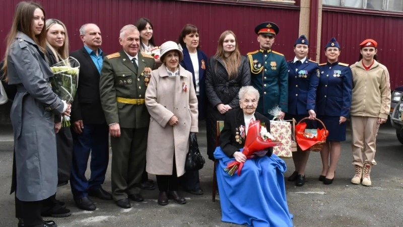 Персональный парад провели под окнами ветерана Нины Харенко в Южно-Сахалинске