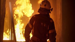 Пожарные потушили два нежилых здания в Холмске