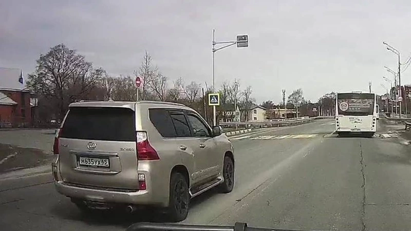 Водитель «Лексуса» устроил опасные гонки в Южно-Сахалинске