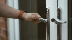 Житель Сахалина проник в чужую квартиру и похитил у хозяев телефон