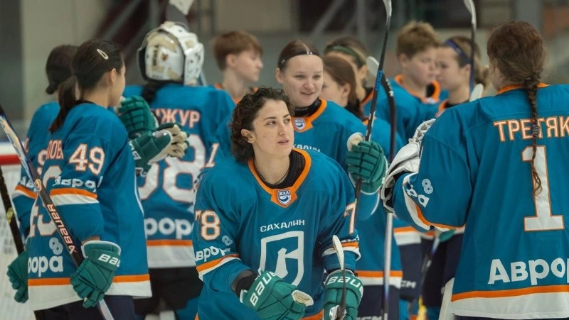 Дебютный матч вратаря Дианы Ганжур стал «сухим»: ЖХК «Сахалин» уверенно обыграл «Динамо-Неву»