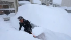 Циклон, бушующий на Сахалине, обрушил на Японию горы снега