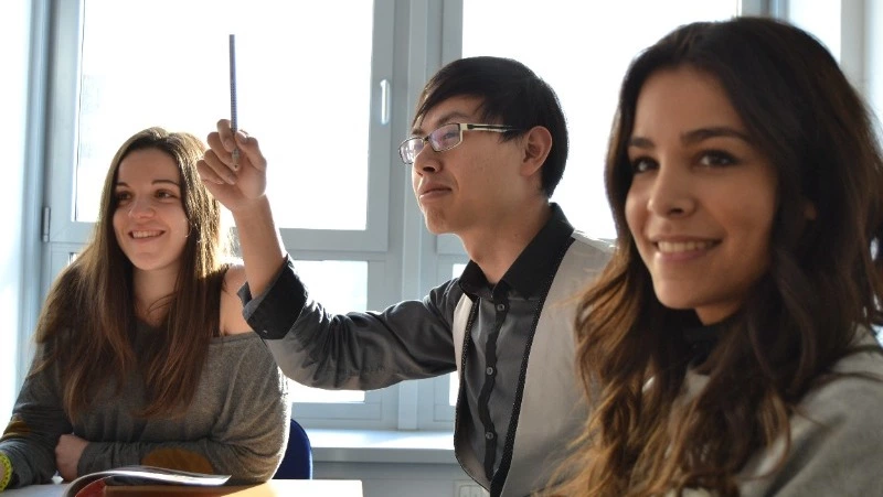 Школьники Сахалина и Донбасса поговорили друг с другом с помощью телемоста