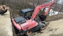 Водитель экскаватора пострадал после обрушения моста в Анивском районе 