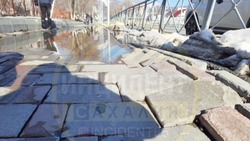 Тротуар у школы в Южно-Сахалинске просел из-за снега