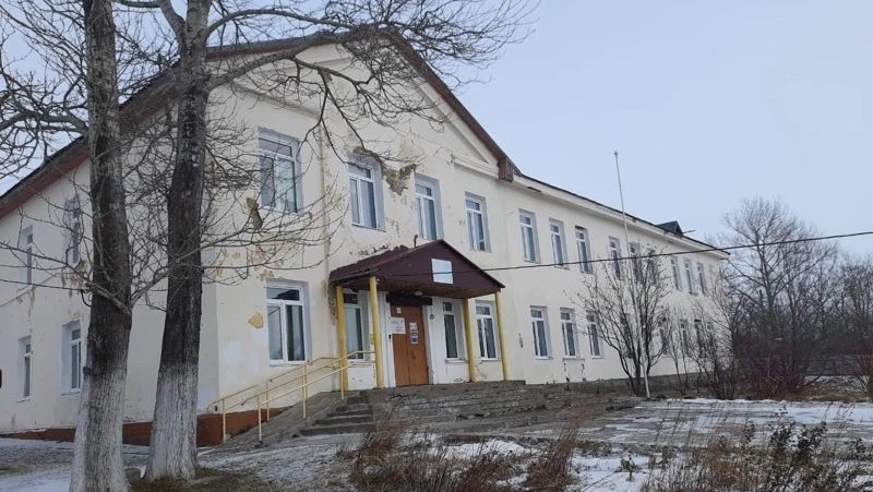 Школьники перешли на дистанционное обучение из-за трещин в стенах школы во Взморье