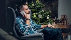 Большинство россиян встретят Новый год дома, но каждый девятый мужчина будет работать