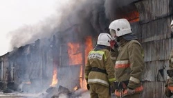 Восемь человек эвакуировали из горящего дома в Ногликах вечером 17 октября 