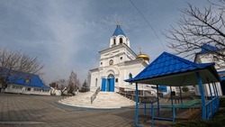 Священник и женщины с Сахалина посетили храм Иоанна Богослова в Запорожье