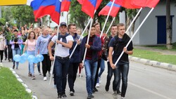 Шествием отметили в Томари День флага России