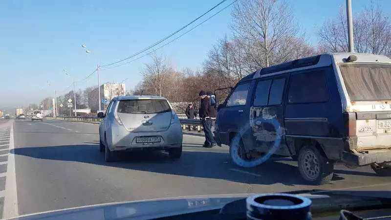 Электрокар столкнулся с минивэном в Южно-Сахалинске