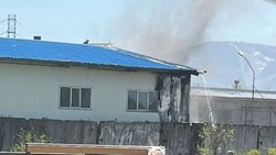 Крупный пожар охватил промзону в Южно-Сахалинске 