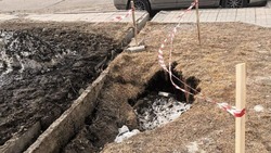 «За собой решили не убирать»: жители Поронайска пожаловались на яму во дворе