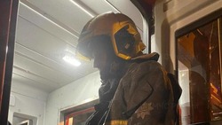 Пожарные потушили хозпостройку в Южно-Сахалинске вечером 22 ноября  