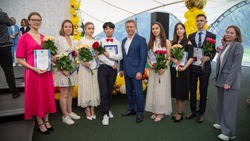 Выпускников южно-сахалинских школ наградили медалями за особые успехи в учебе