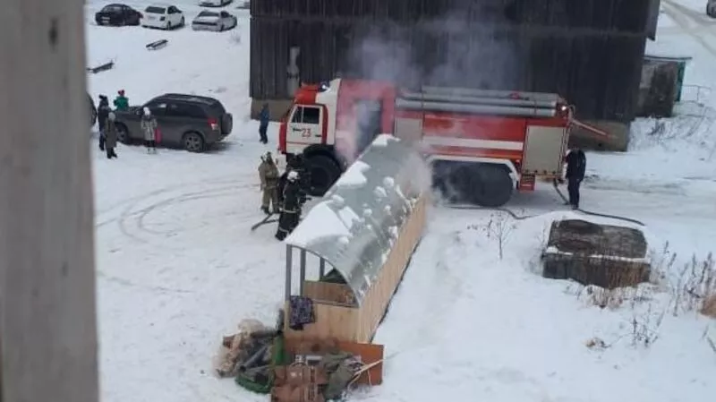 Горящее кресло во дворе едва не погубило новую мусорную площадку в Долинске