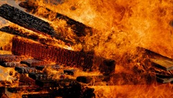 Смерть в пожаре, ДТП с ребенком, старт сезона маунтинбайкинга: выходные на Сахалине