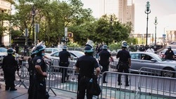 ФБР ворвалось с обысками в дом Дерипаски. Его компания строит главный аэропорт Сахалина