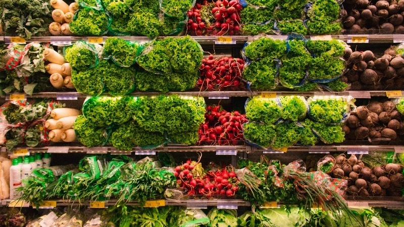 Хлеб, молоко и овощи не станут сильно поднимать в цене. Пока только в трех магазинах