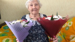 На Сахалине поздравили с 90-летием ветерана труда