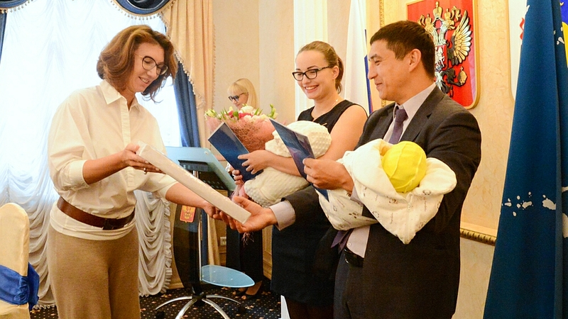 В ЗАГСе Южно-Сахалинска торжественно зарегистрировали «королевскую» двойню