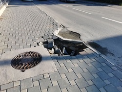 На огромную яму посреди тротуара пожаловались жители Южно-Сахалинска  