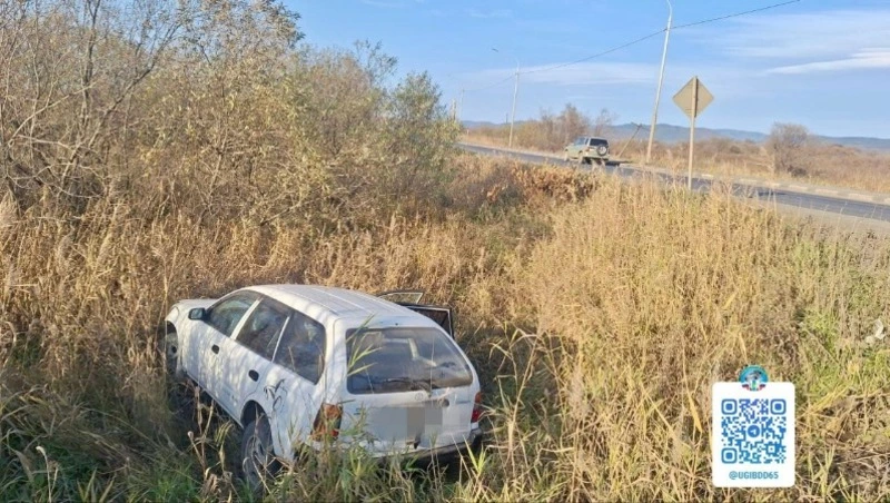 Неопытный водитель улетел в кювет в Углегорском районе