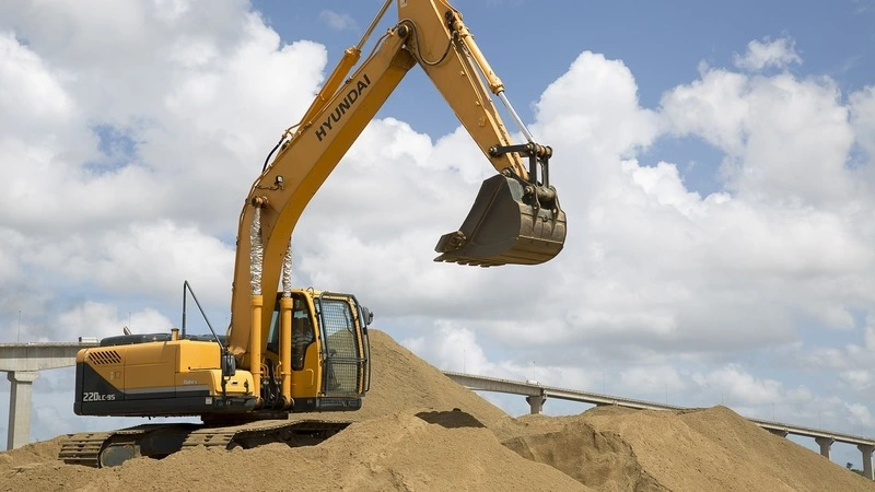 В Анивском районе шестеро пожарных тушили экскаватор в поле