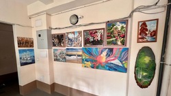 Картины украсили стены подъезда на улице Физкультурной в Южно-Сахалинске