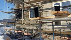 Строительные материалы и тепловая пушка загорелись на первом этаже дома в Тымовском