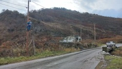 Электроснабжение в селе Холмского района полностью восстановили