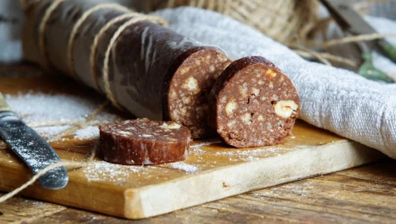 В СССР этот десерт был любимым: легендарный рецепт шоколадной колбасы