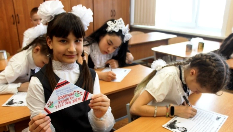 Ученики школы № 5 в Южно-Сахалинске изготовили окопные свечи для бойцов в зоне СВО