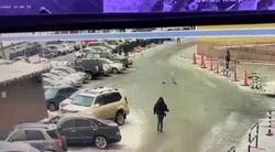  «Полтергейст»: тележка врезалась в автомобиль на парковке ТЦ в Южно-Сахалинске