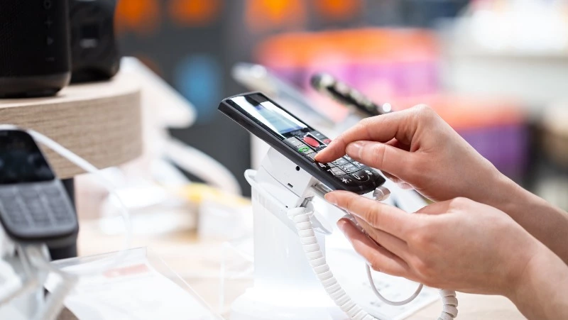 Мужчина за неделю обнес магазин электроники на 35 тысяч рублей в Долинском районе